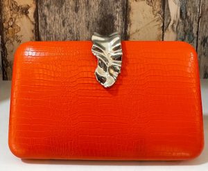 Clutch naranja efecto coco con detalle plata