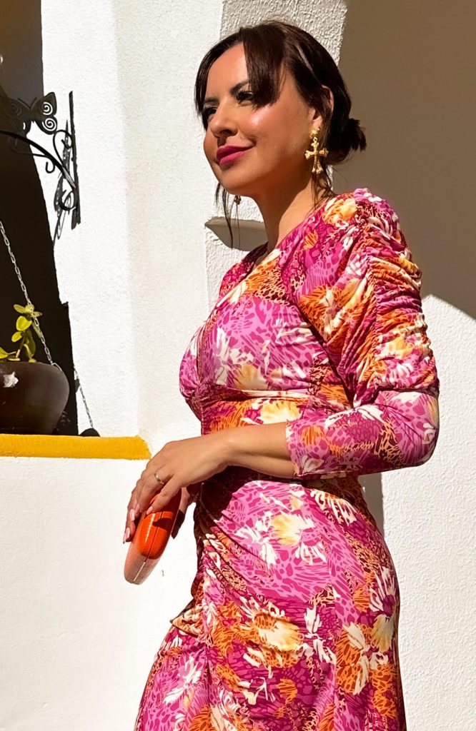 Vestido combinado en rosa y naranja escote en V fruncido delantero con abertura central